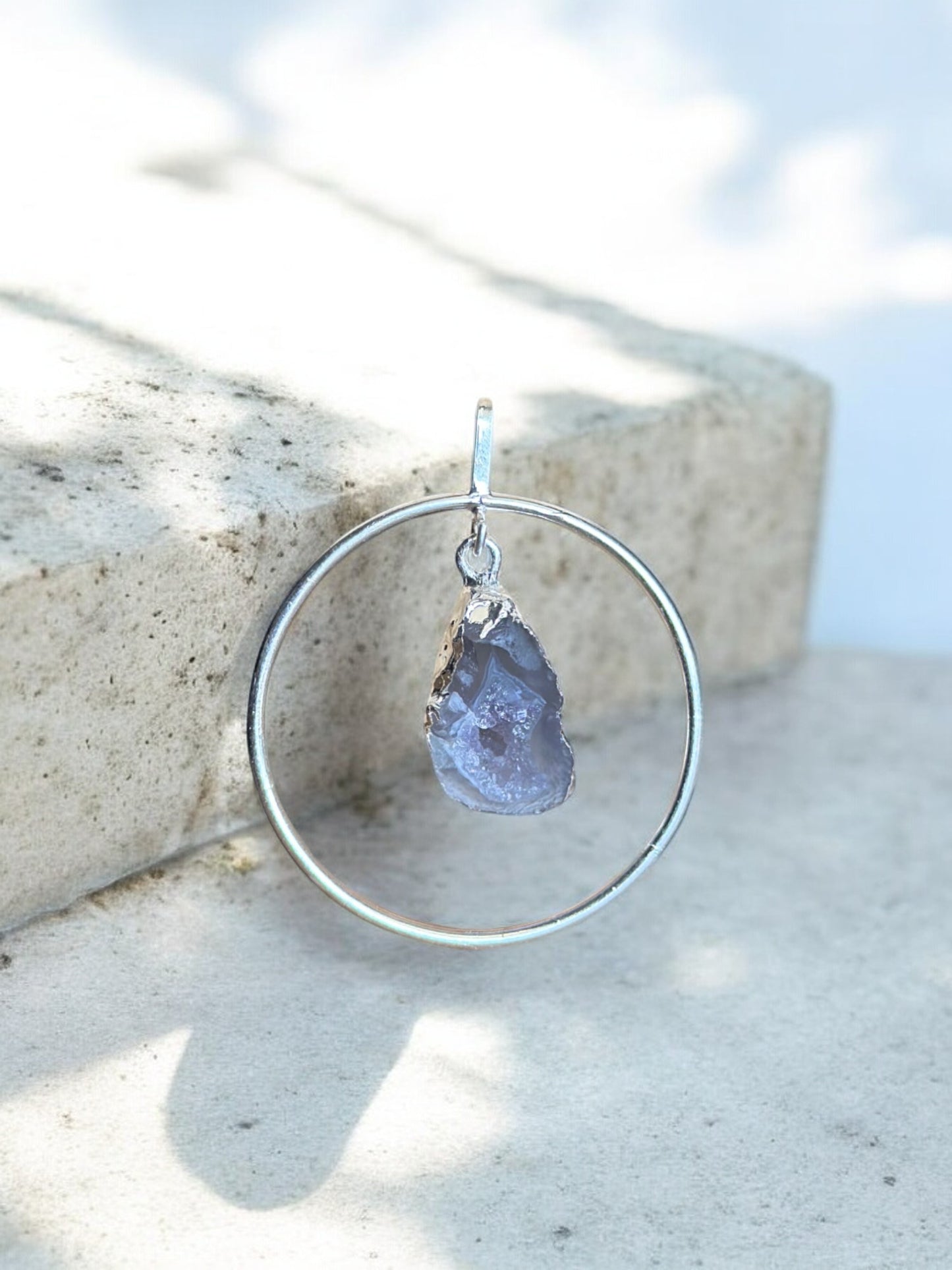 Front view of the agate crystal pendant