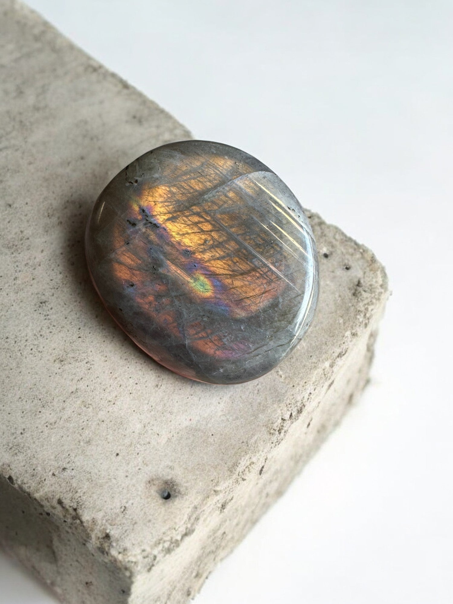 Serene flash labradorite palm stone